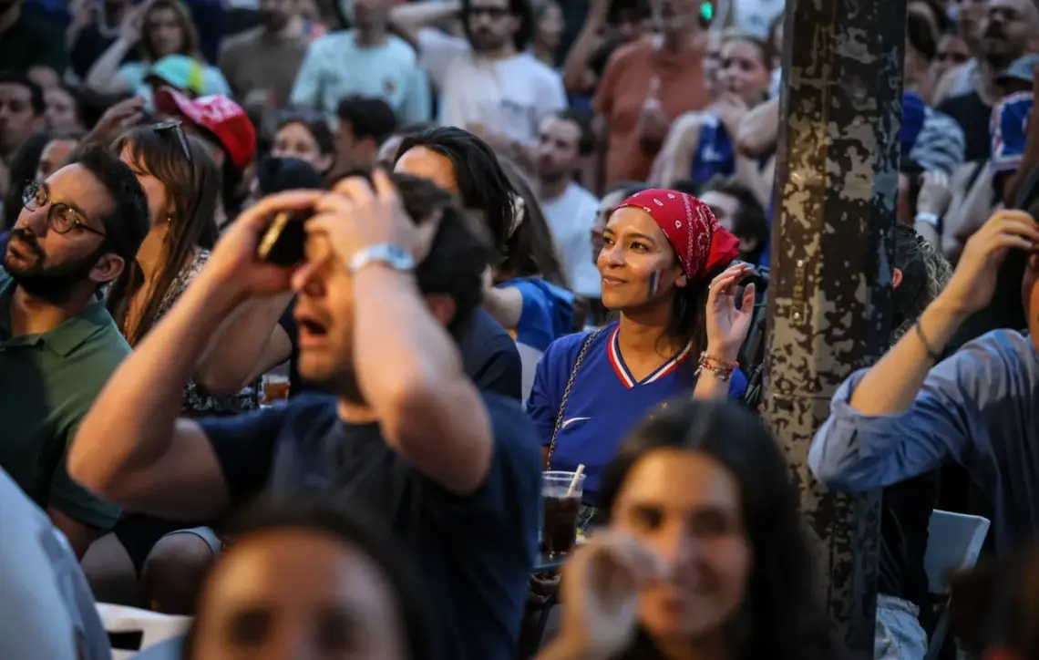 Νεαρή Γαλλίδα σκοτώθηκε στους πανηγυρισμούς για την νίκη των «πετεινών» - Αθηναϊκό