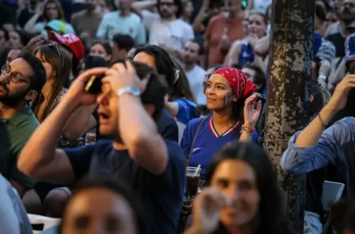 Νεαρή Γαλλίδα σκοτώθηκε στους πανηγυρισμούς για την νίκη των «πετεινών» - Αθηναϊκό